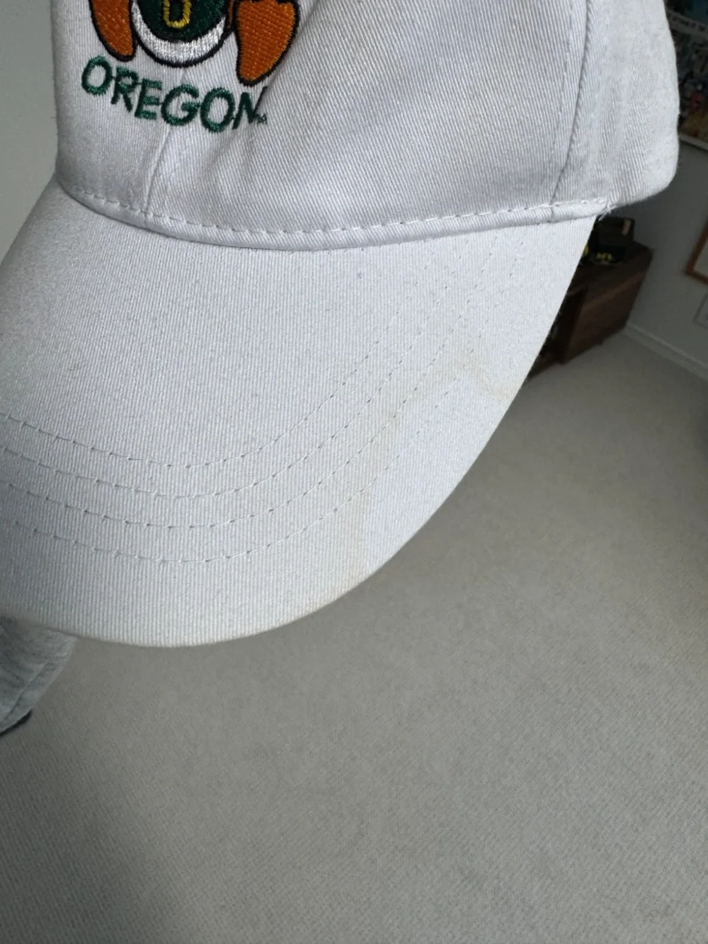 *VINTAGE & RARE* Oregon Ducks x Disney 'Donald Duck' Strapback in White